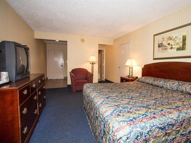 Red Roof Inn & Suites Newport News Bagian luar foto