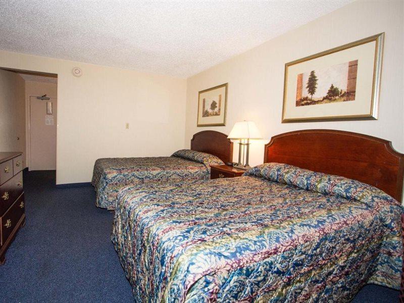 Red Roof Inn & Suites Newport News Bagian luar foto