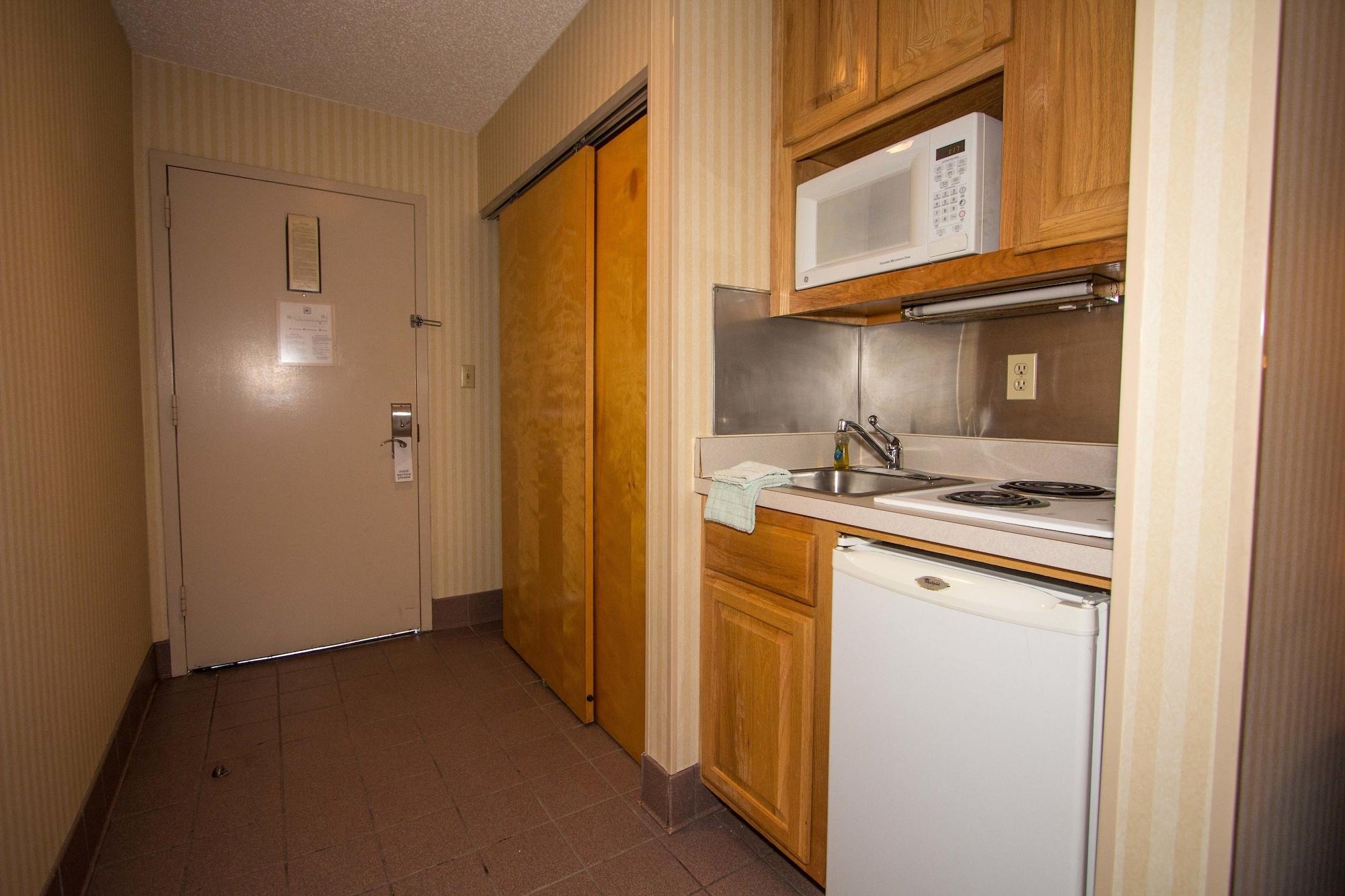 Red Roof Inn & Suites Newport News Bagian luar foto