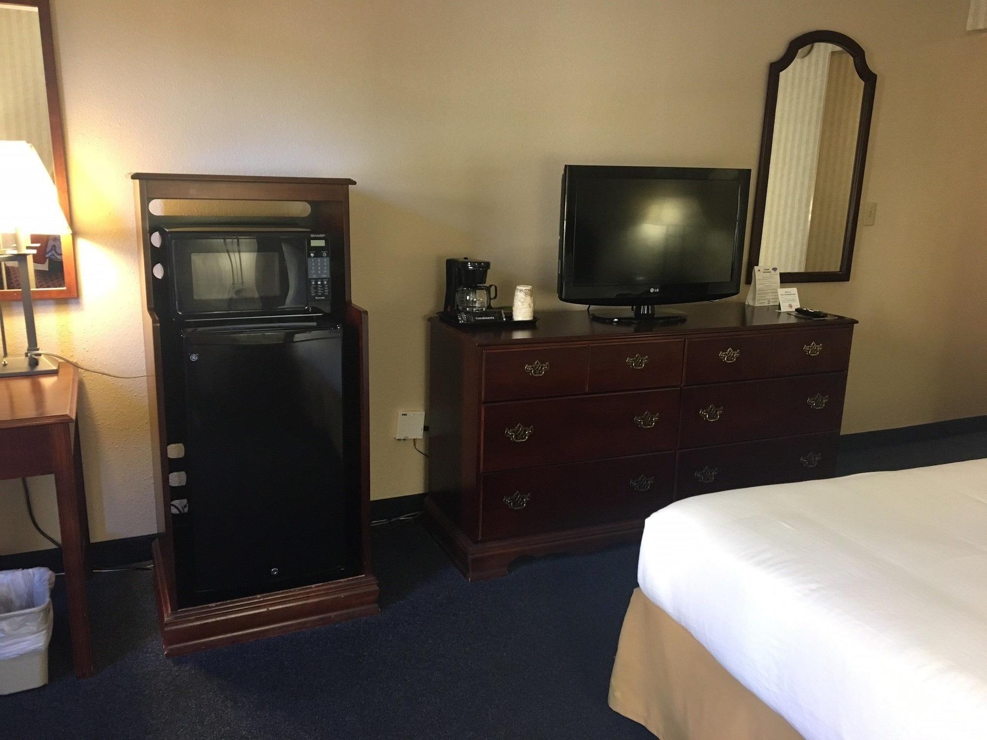 Red Roof Inn & Suites Newport News Bagian luar foto