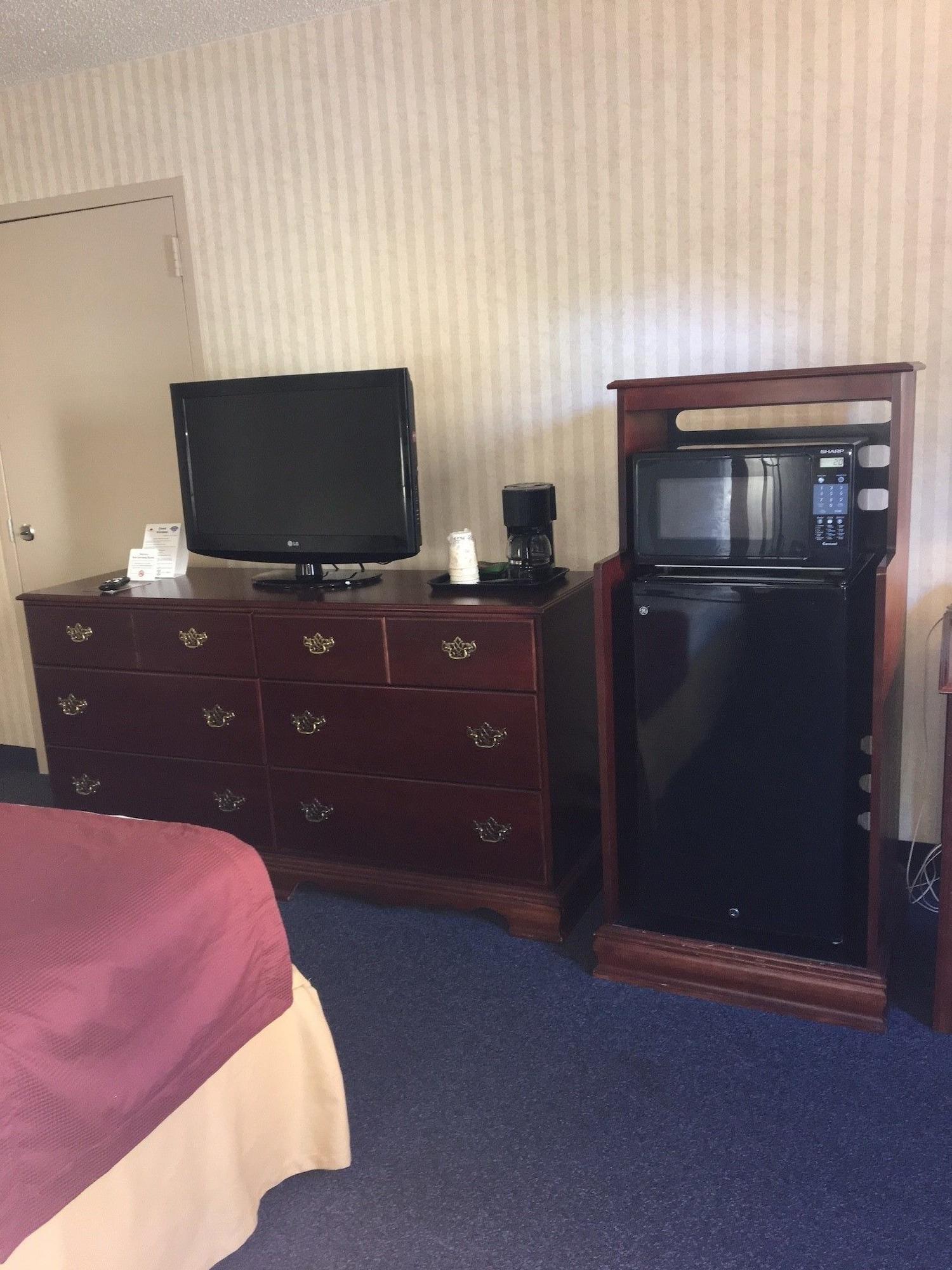 Red Roof Inn & Suites Newport News Bagian luar foto