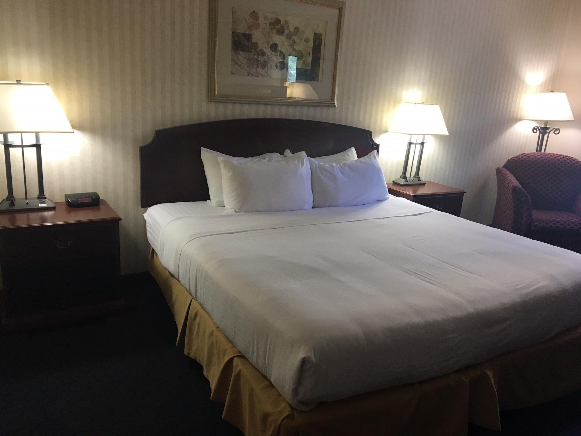 Red Roof Inn & Suites Newport News Bagian luar foto