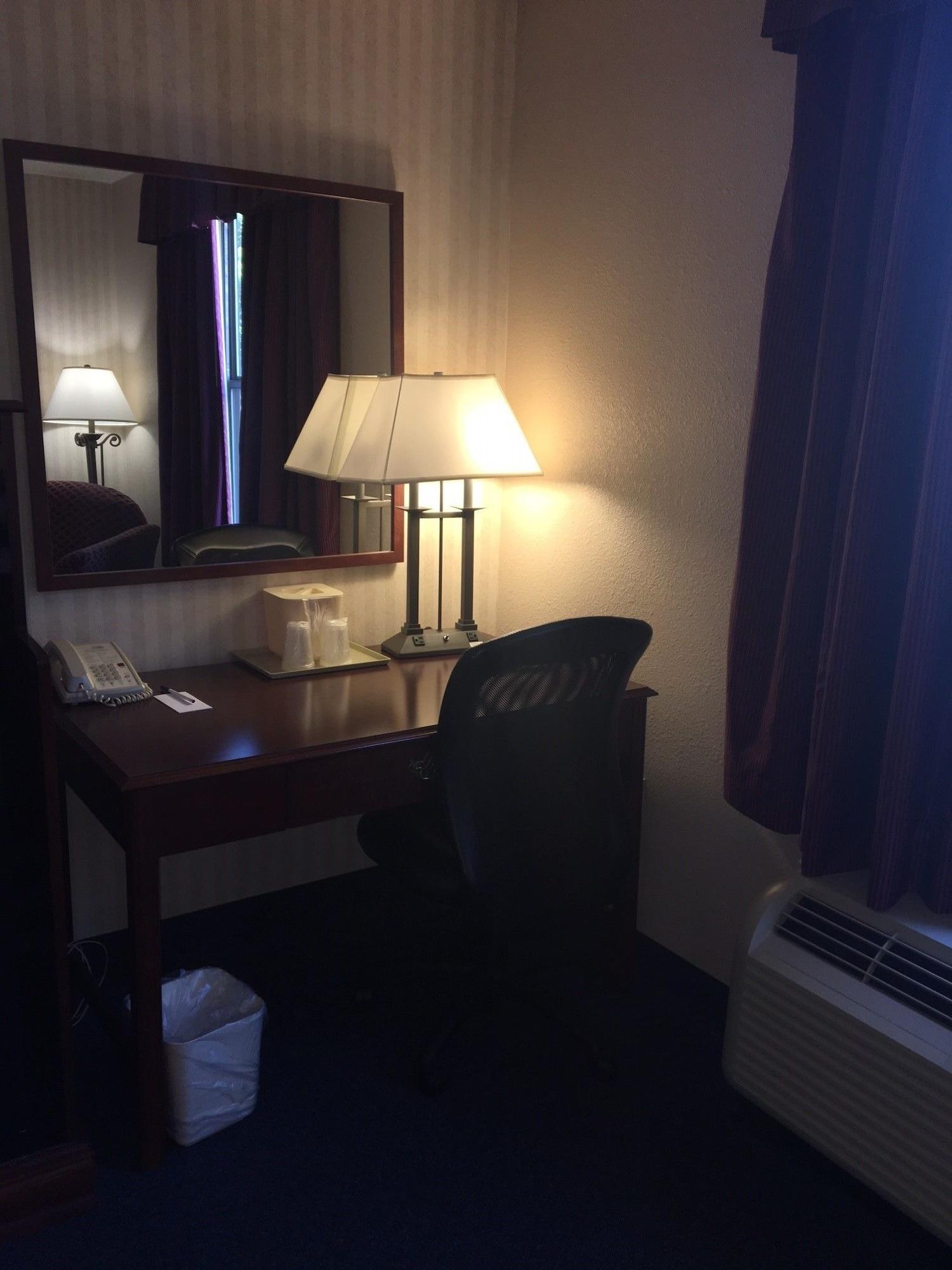 Red Roof Inn & Suites Newport News Bagian luar foto
