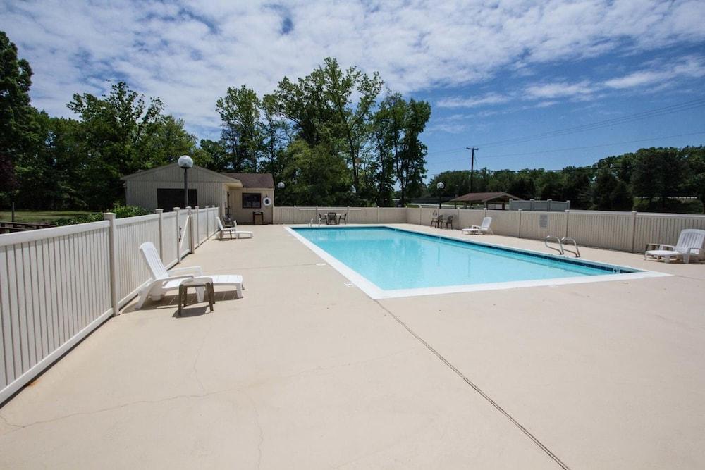 Red Roof Inn & Suites Newport News Bagian luar foto