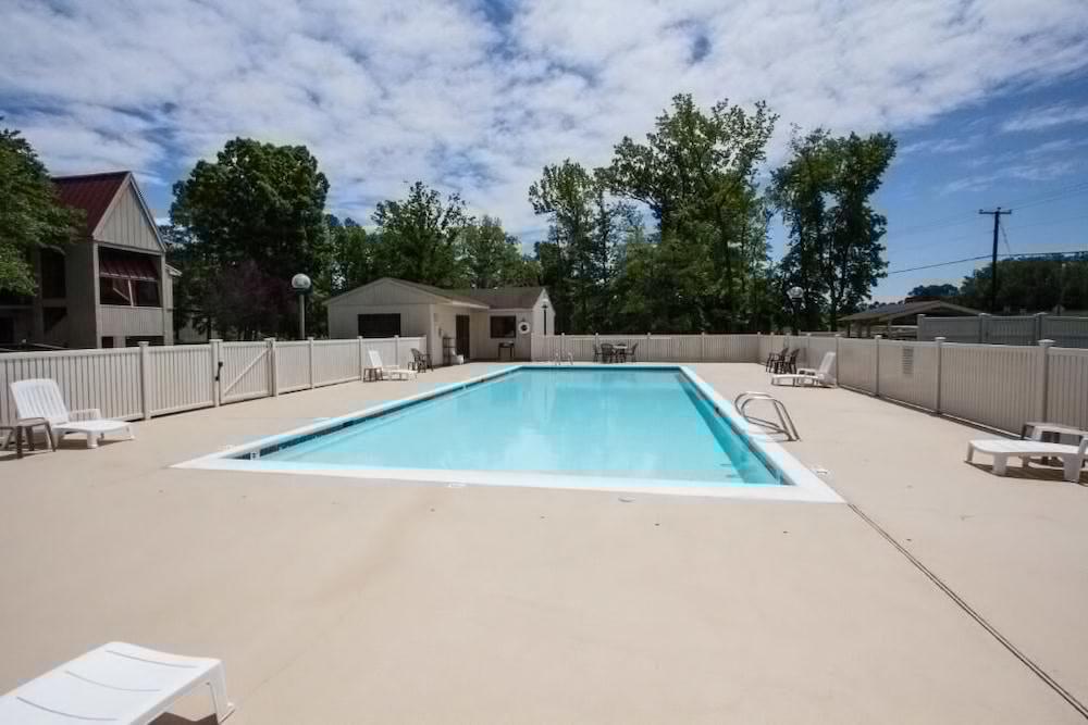 Red Roof Inn & Suites Newport News Bagian luar foto