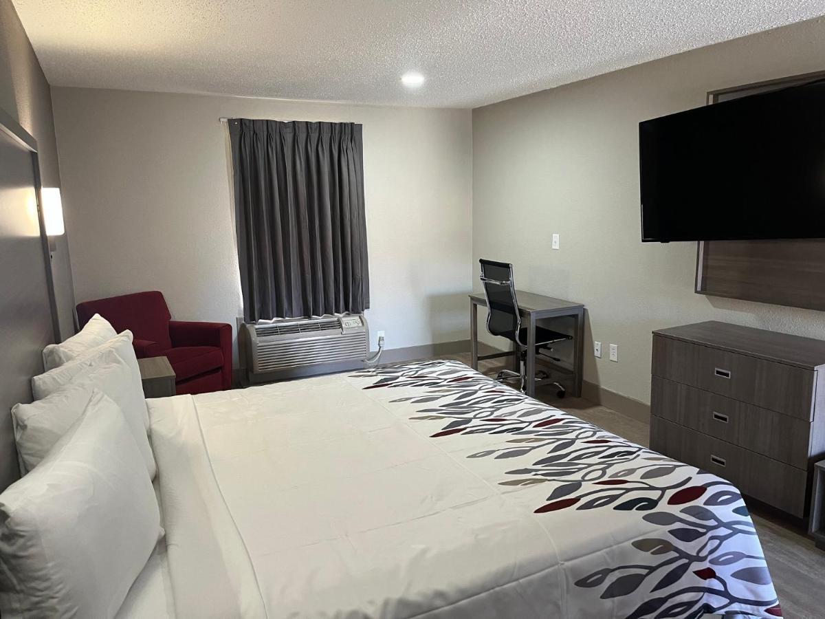 Red Roof Inn & Suites Newport News Bagian luar foto