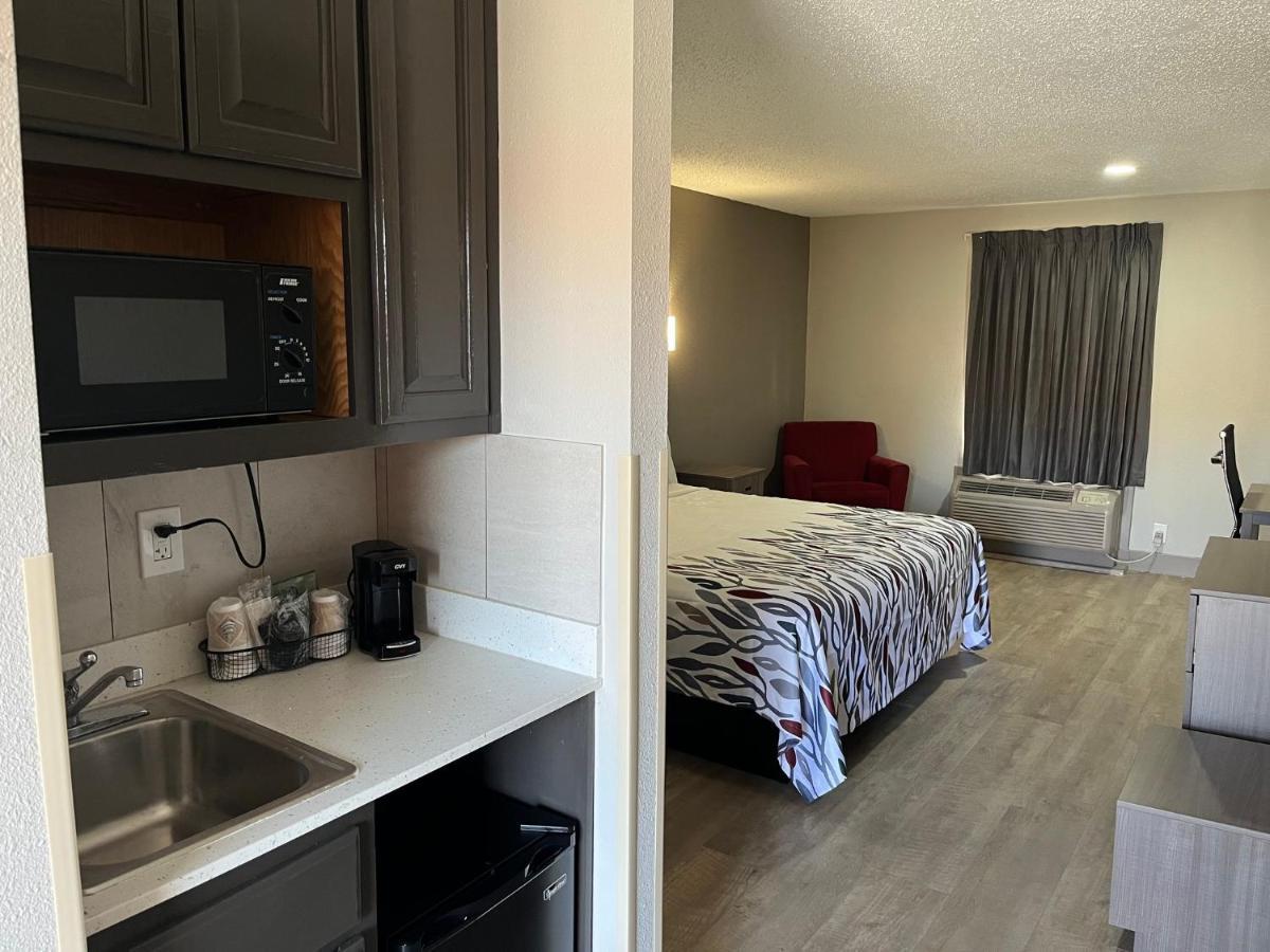 Red Roof Inn & Suites Newport News Bagian luar foto