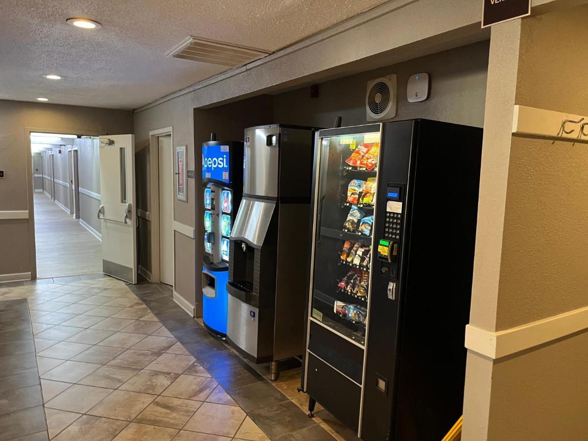 Red Roof Inn & Suites Newport News Bagian luar foto