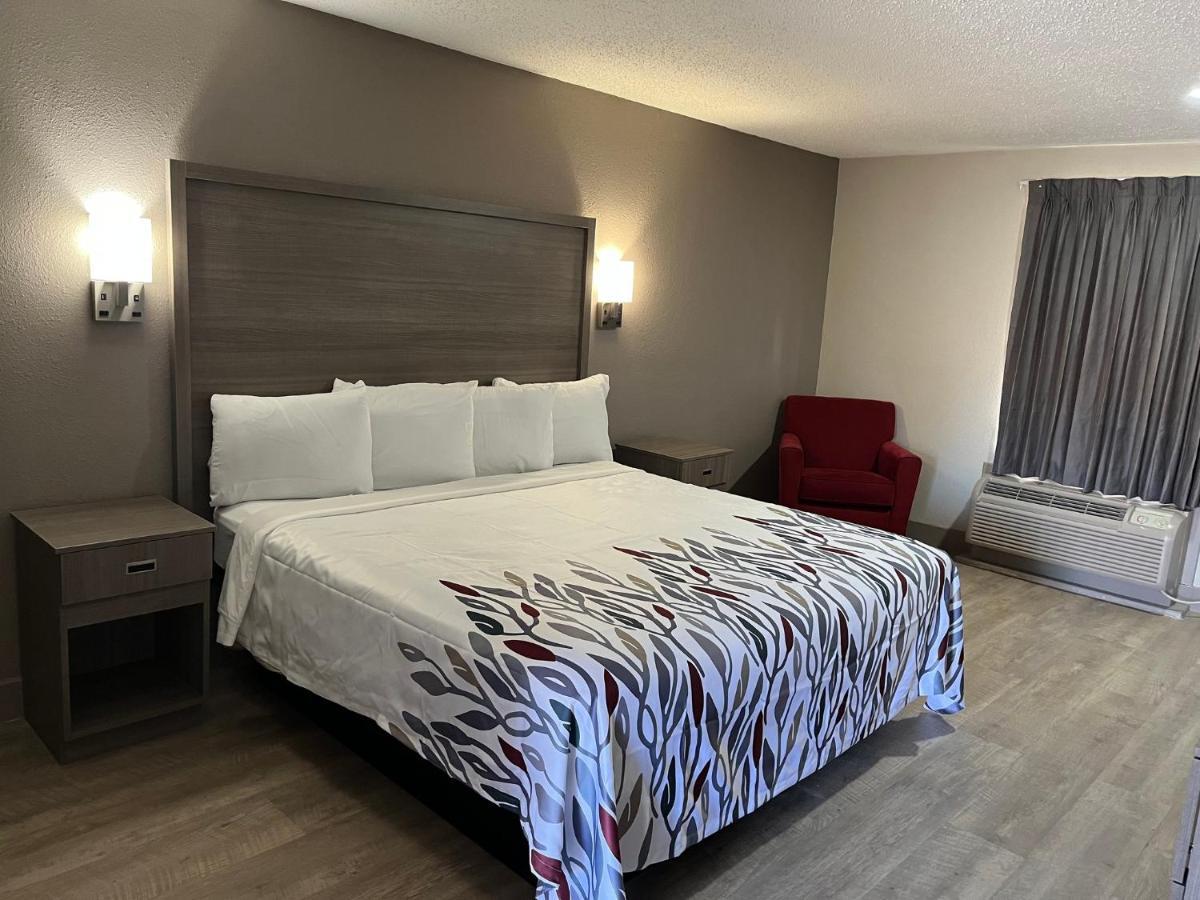 Red Roof Inn & Suites Newport News Bagian luar foto