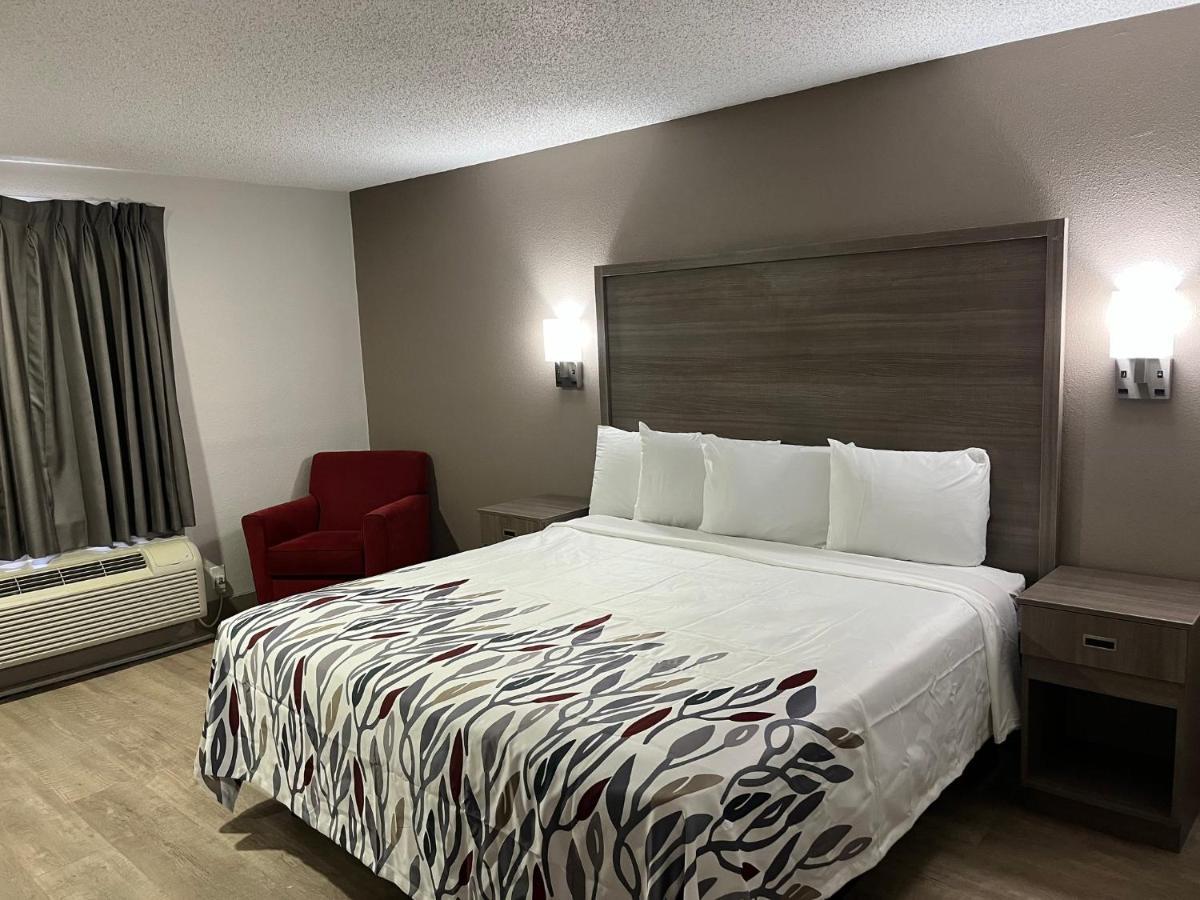 Red Roof Inn & Suites Newport News Bagian luar foto