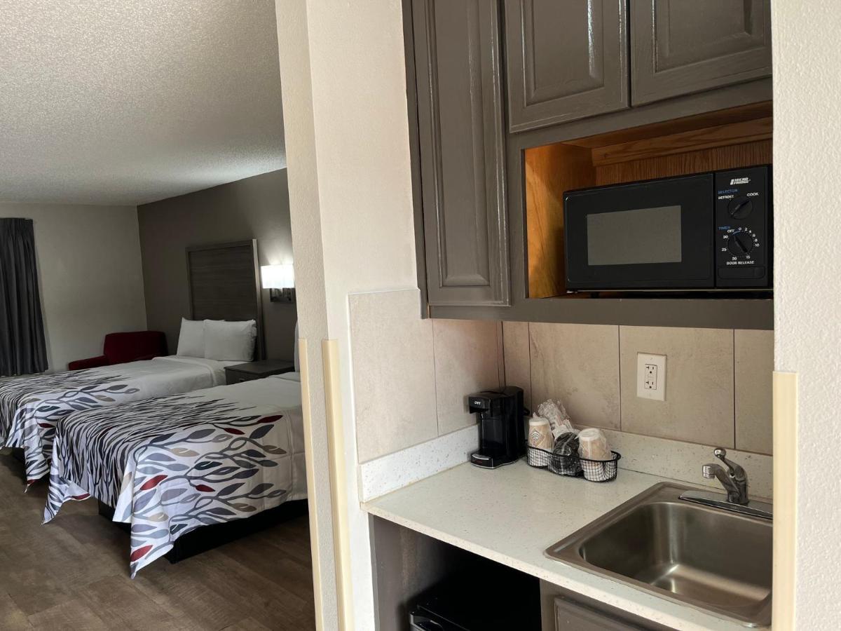 Red Roof Inn & Suites Newport News Bagian luar foto