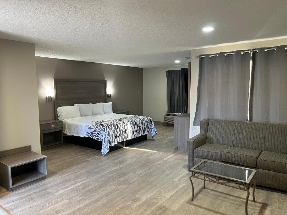 Red Roof Inn & Suites Newport News Bagian luar foto