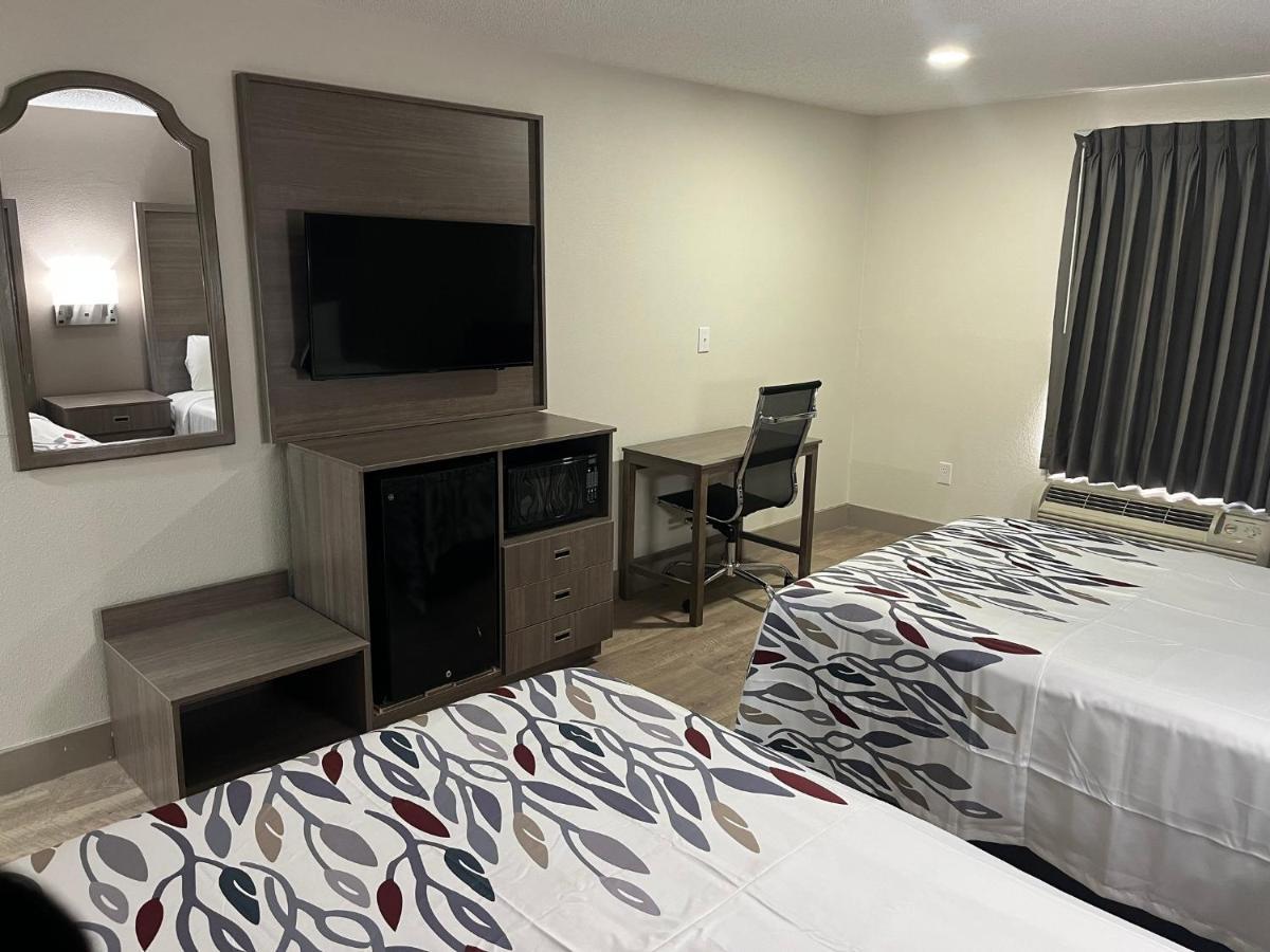 Red Roof Inn & Suites Newport News Bagian luar foto