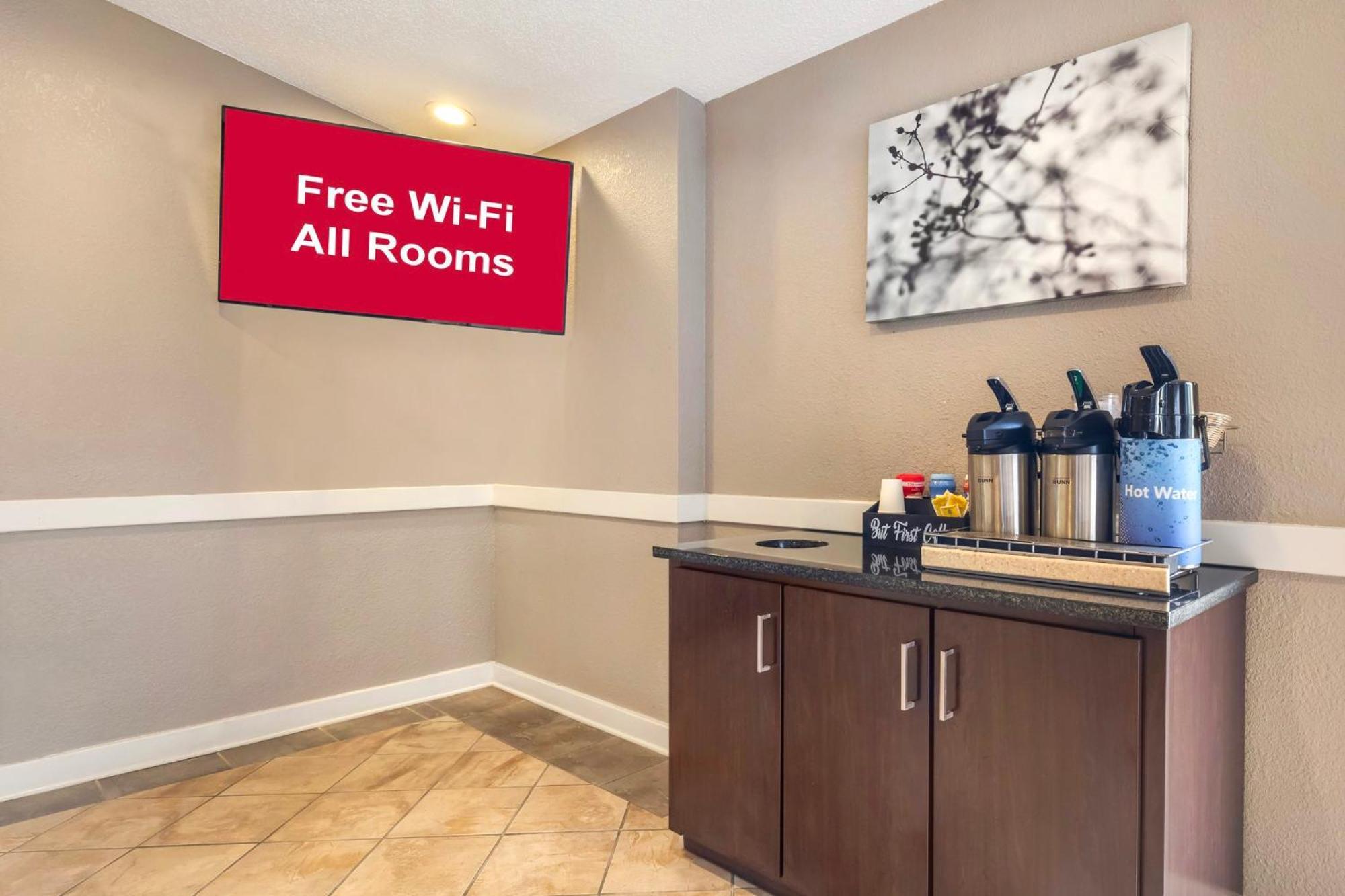Red Roof Inn & Suites Newport News Bagian luar foto