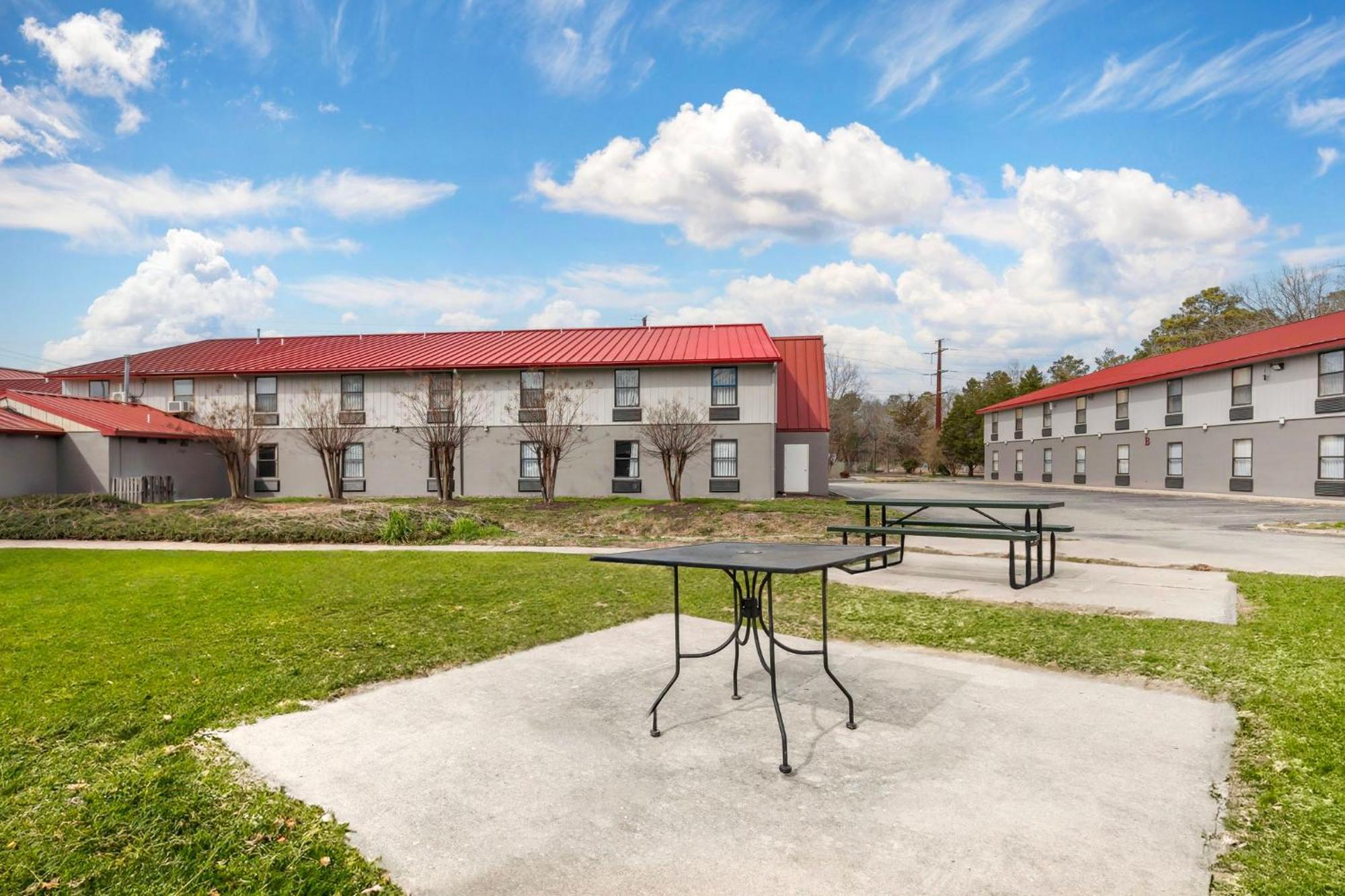 Red Roof Inn & Suites Newport News Bagian luar foto