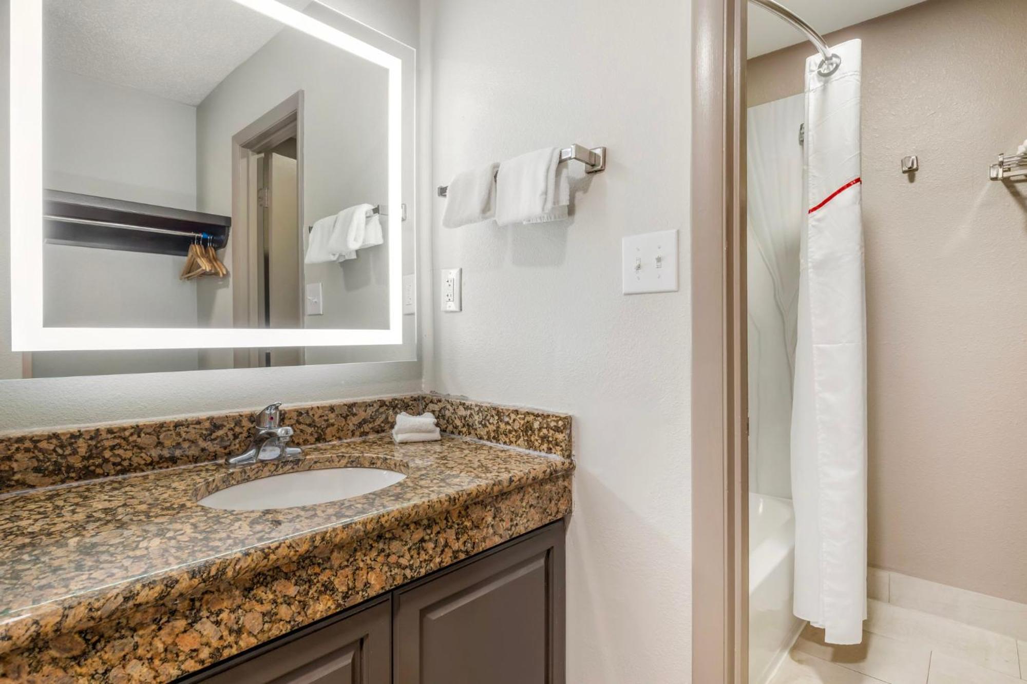 Red Roof Inn & Suites Newport News Bagian luar foto