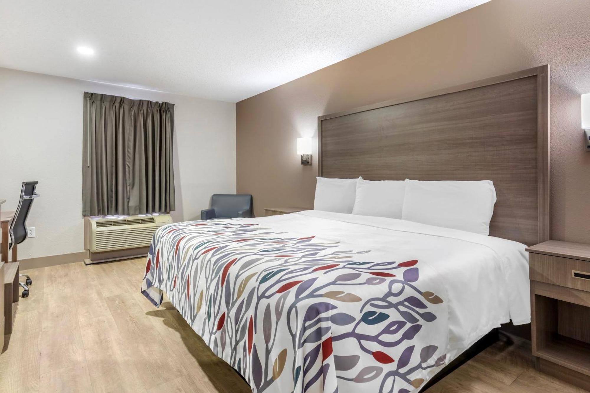 Red Roof Inn & Suites Newport News Bagian luar foto