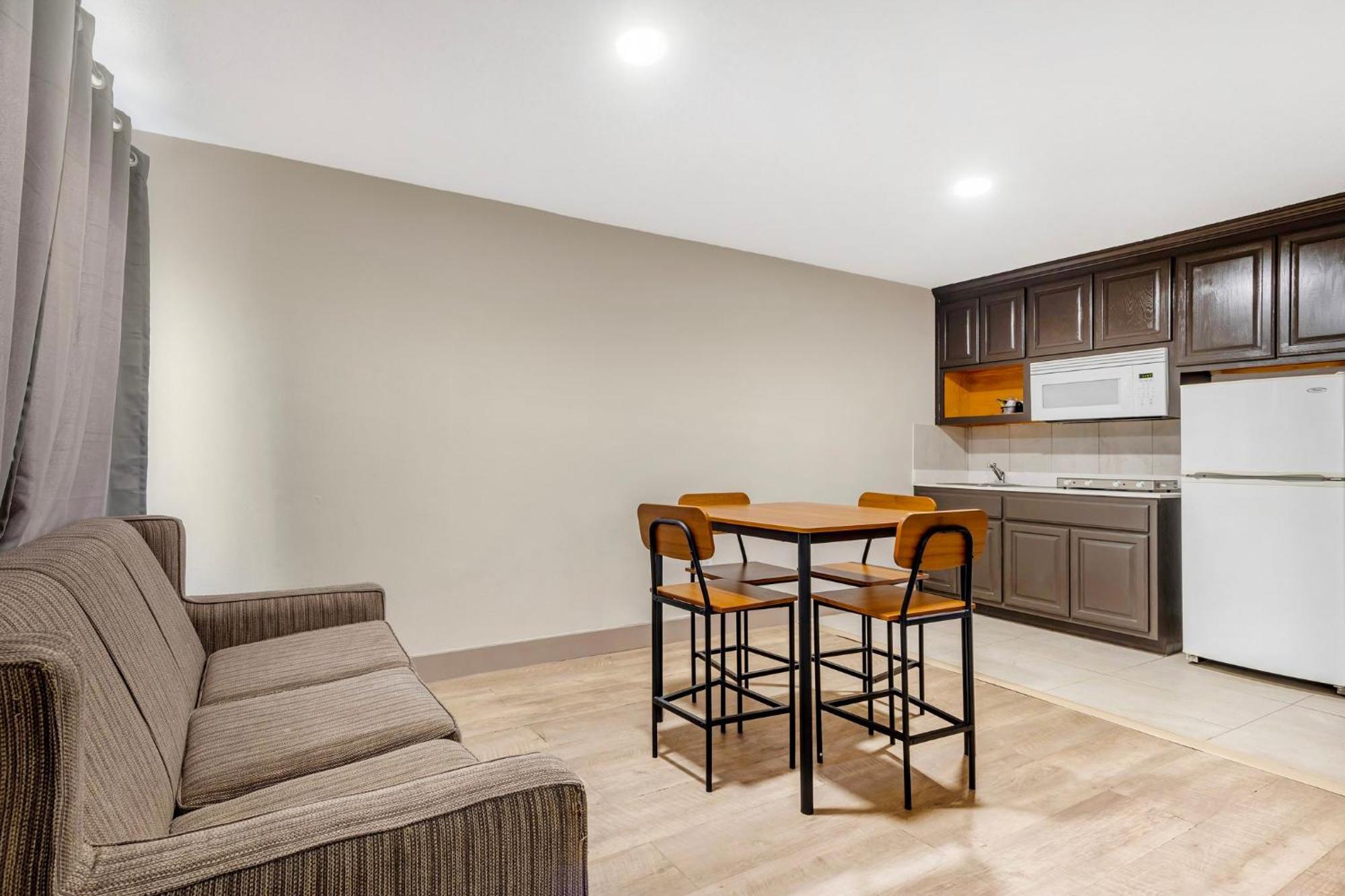 Red Roof Inn & Suites Newport News Bagian luar foto