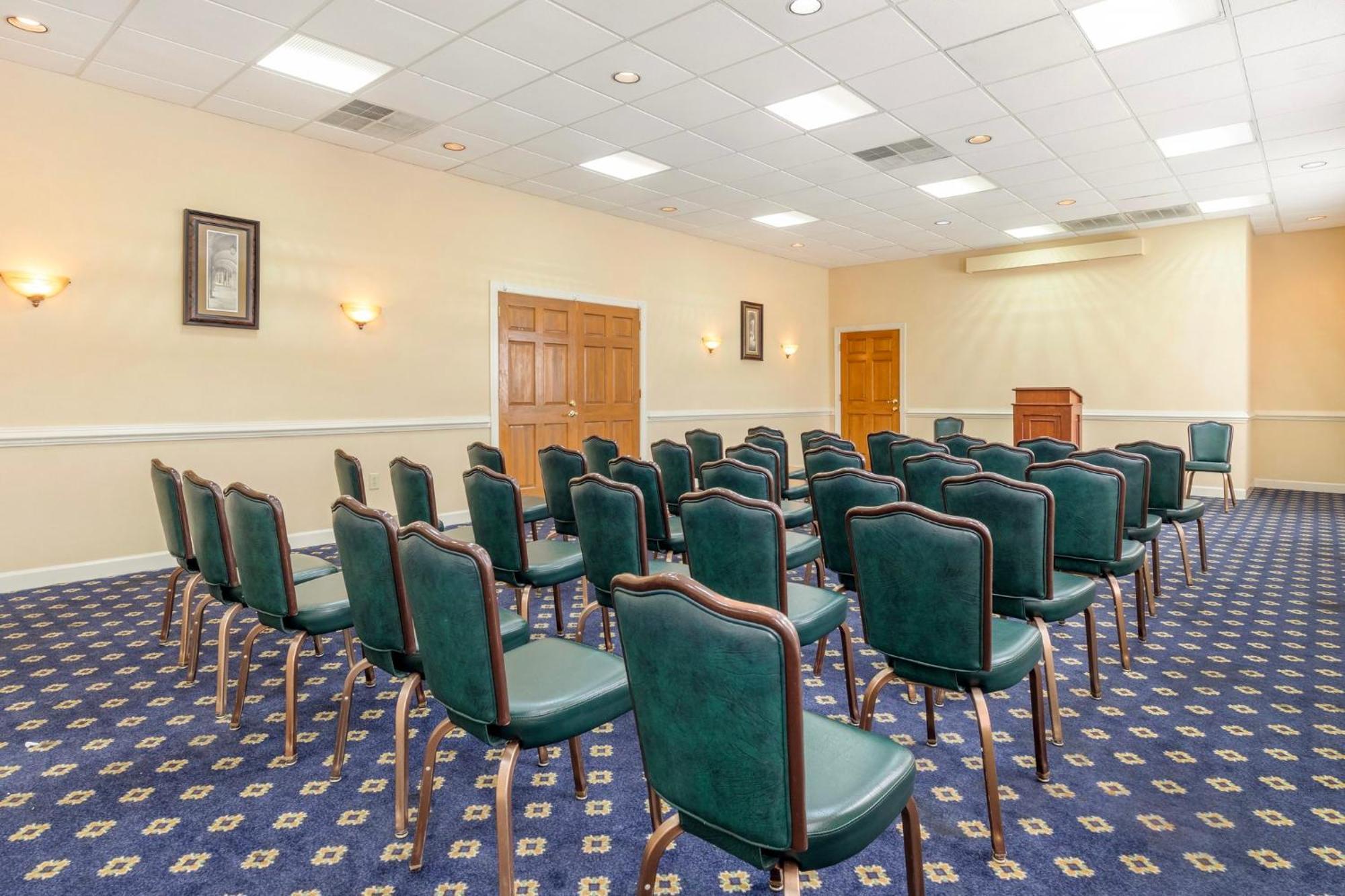 Red Roof Inn & Suites Newport News Bagian luar foto