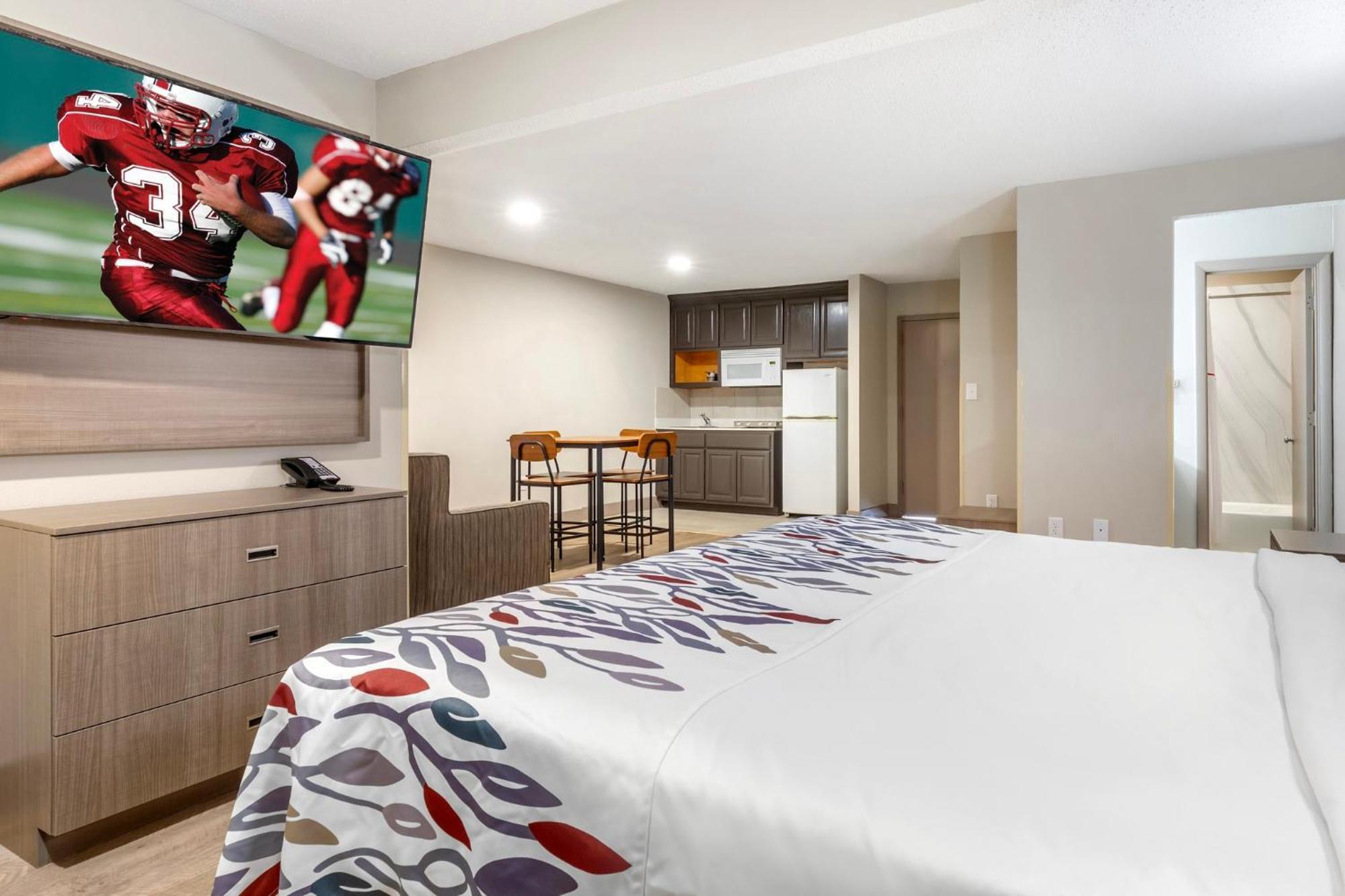 Red Roof Inn & Suites Newport News Bagian luar foto