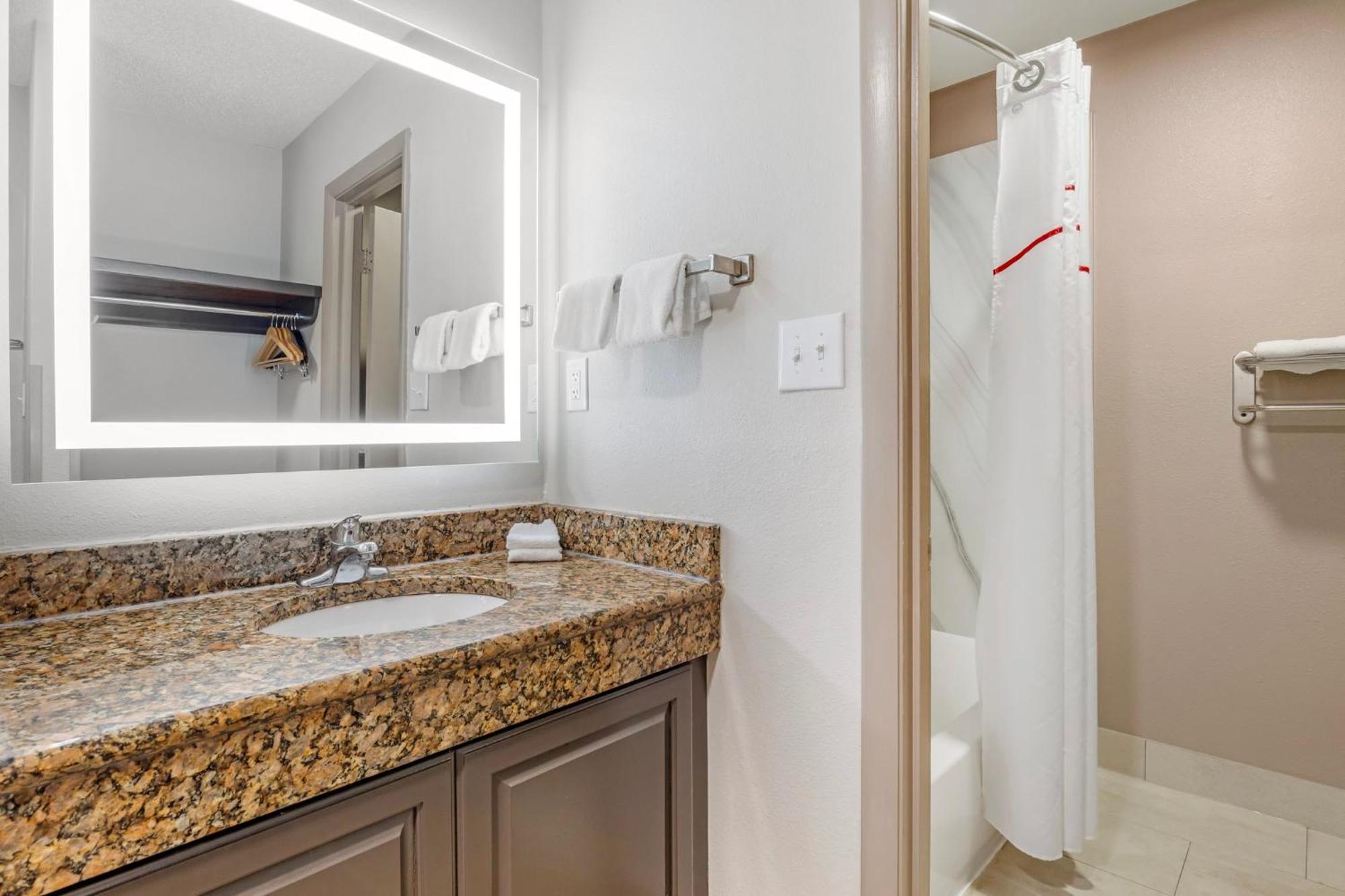 Red Roof Inn & Suites Newport News Bagian luar foto