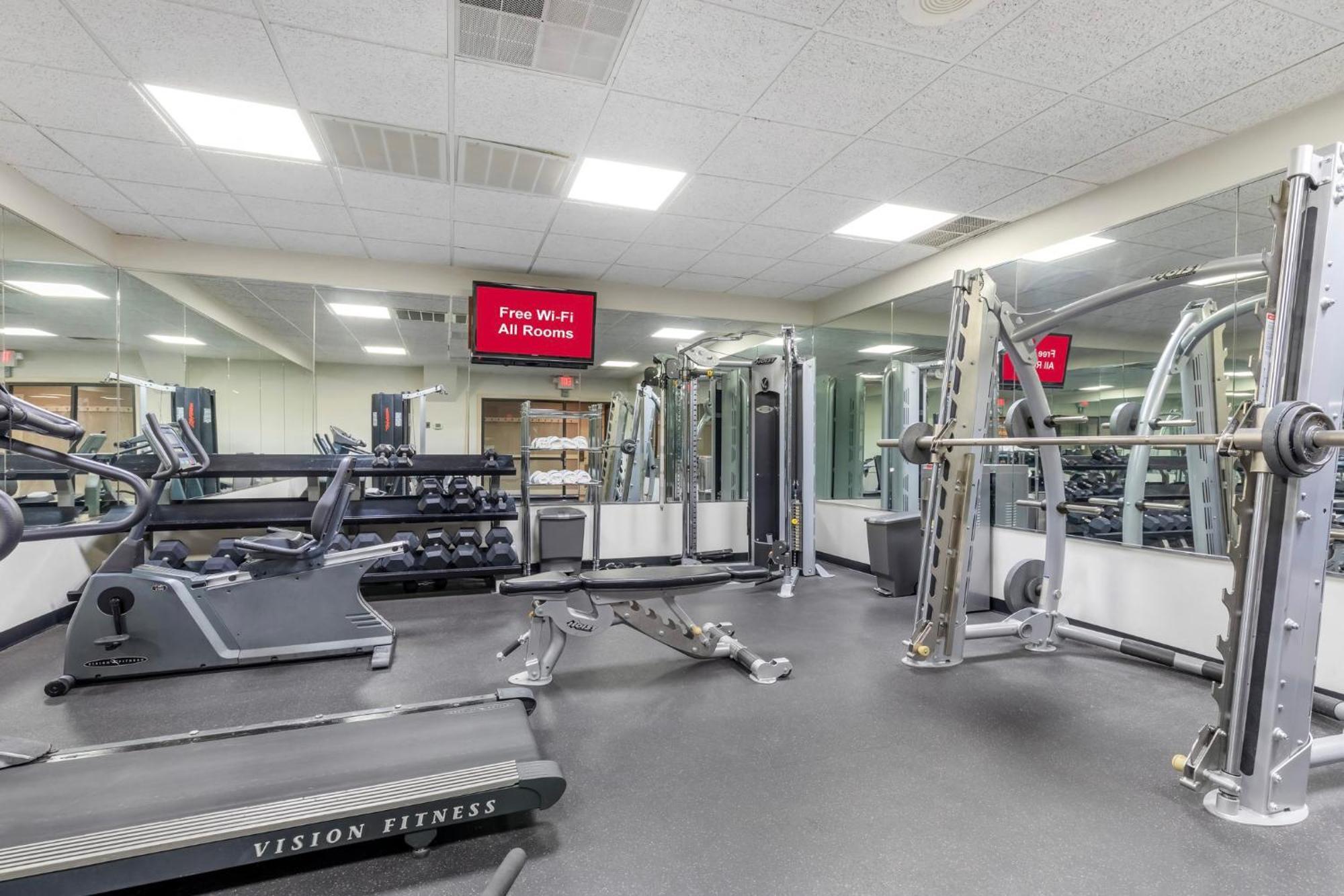 Red Roof Inn & Suites Newport News Bagian luar foto