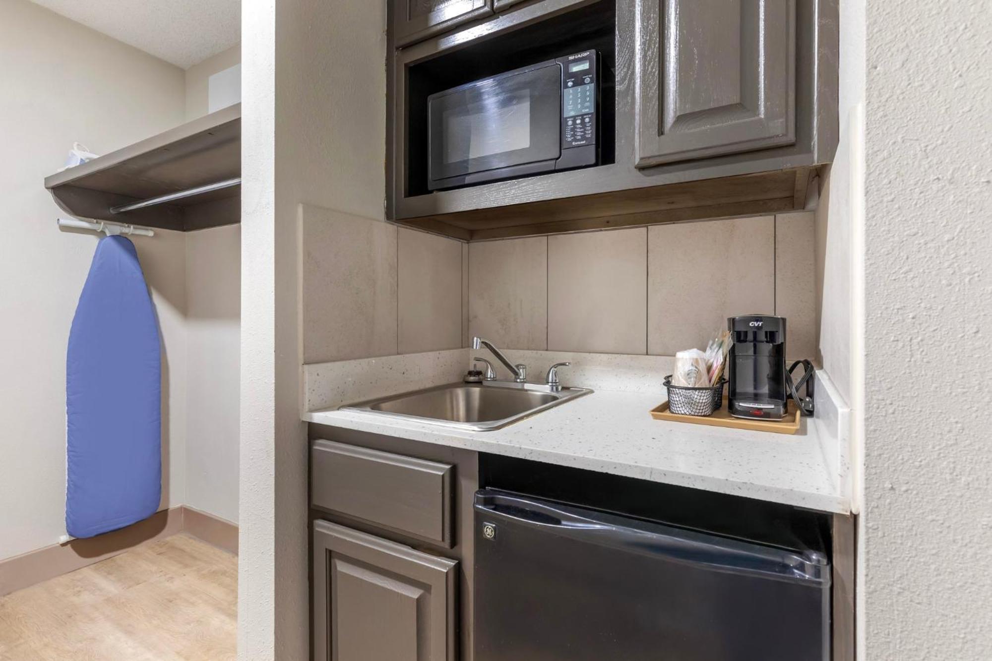 Red Roof Inn & Suites Newport News Bagian luar foto