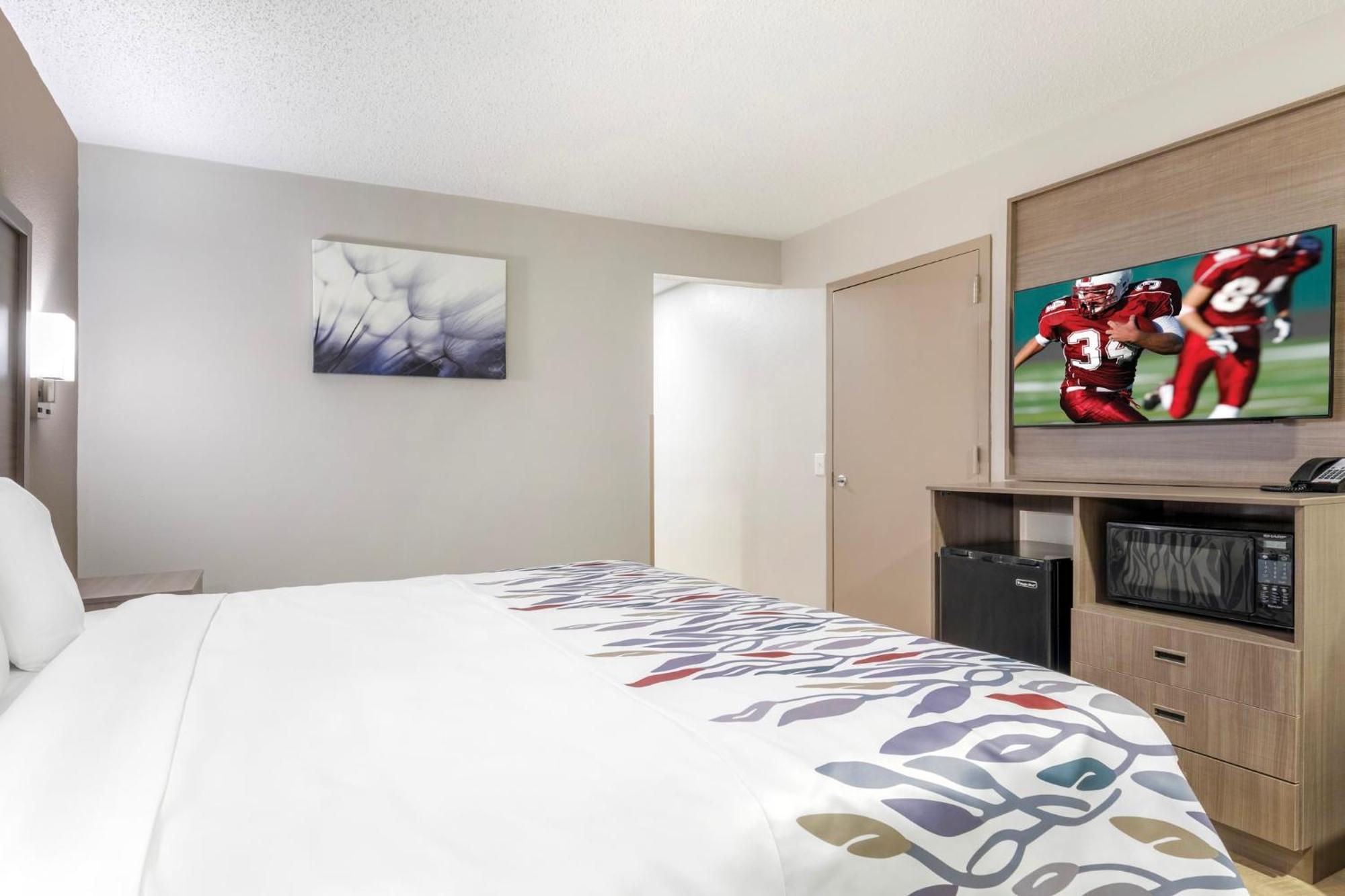Red Roof Inn & Suites Newport News Bagian luar foto