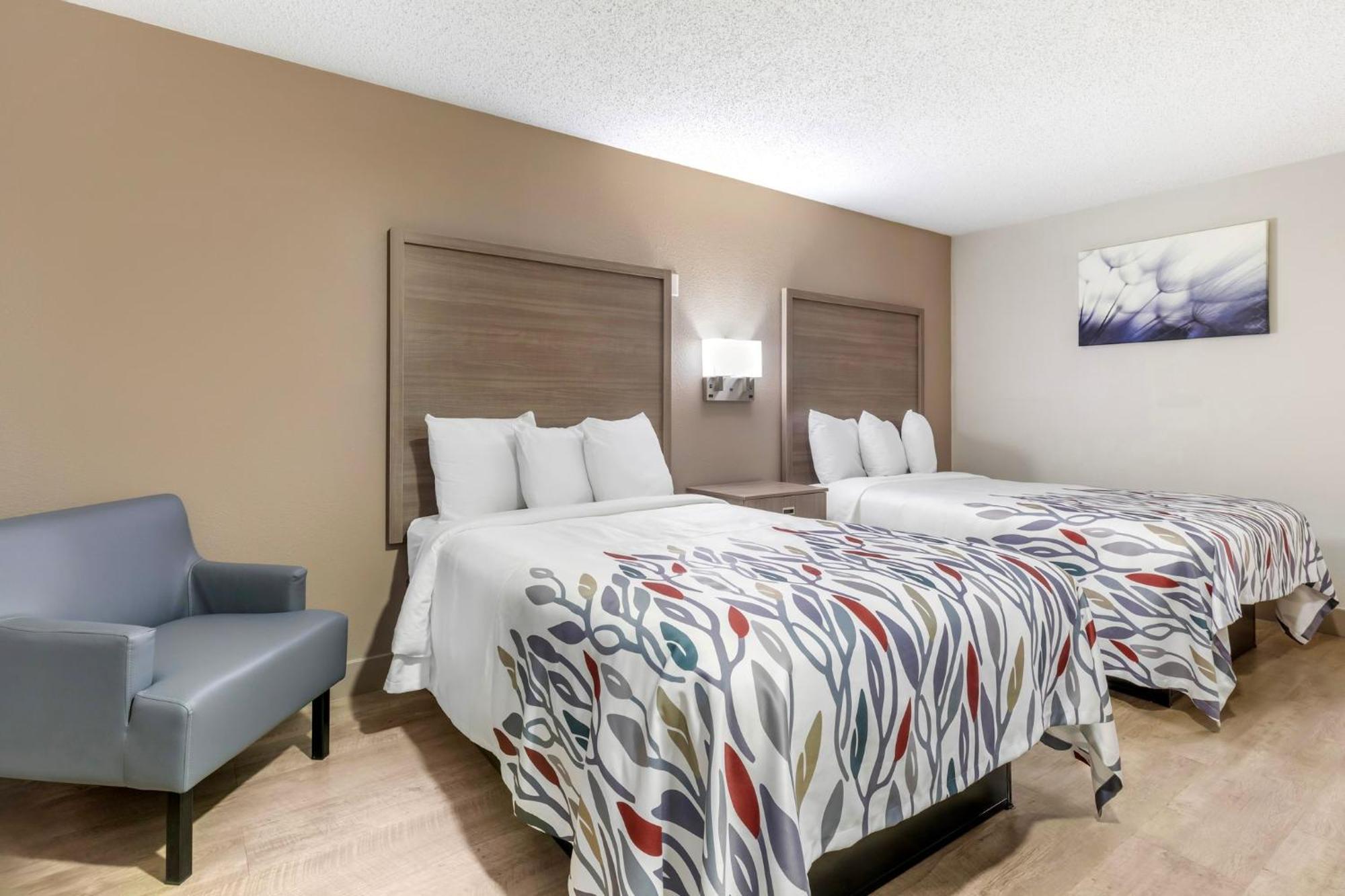 Red Roof Inn & Suites Newport News Bagian luar foto