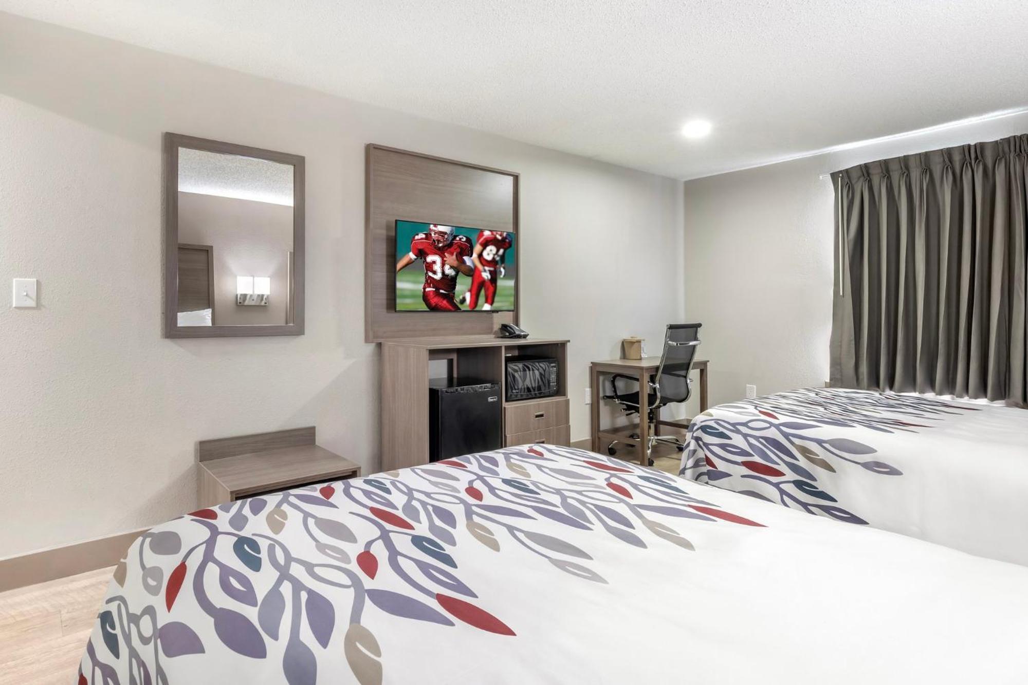 Red Roof Inn & Suites Newport News Bagian luar foto