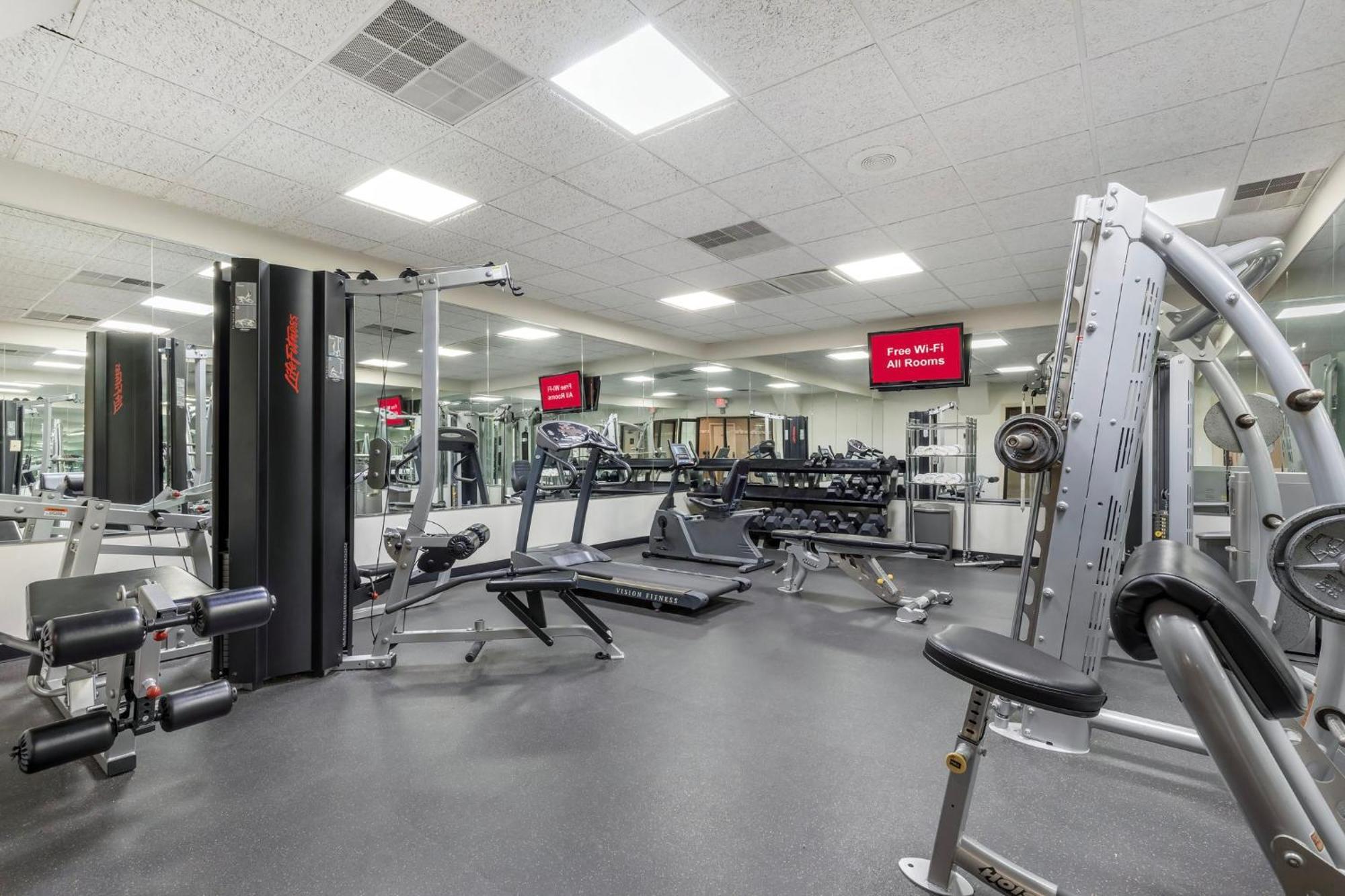Red Roof Inn & Suites Newport News Bagian luar foto