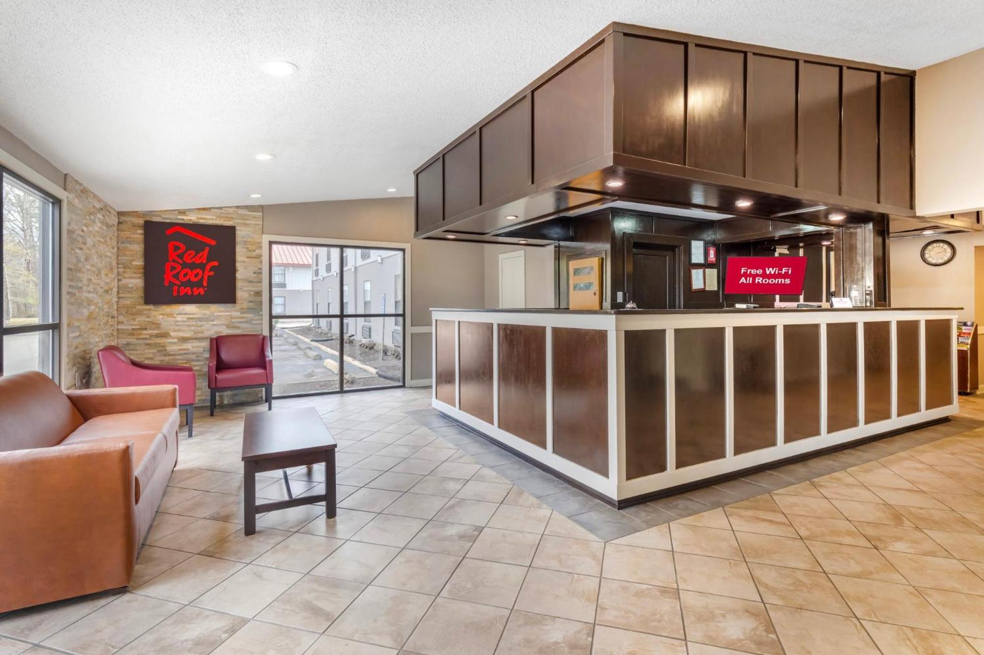 Red Roof Inn & Suites Newport News Bagian luar foto