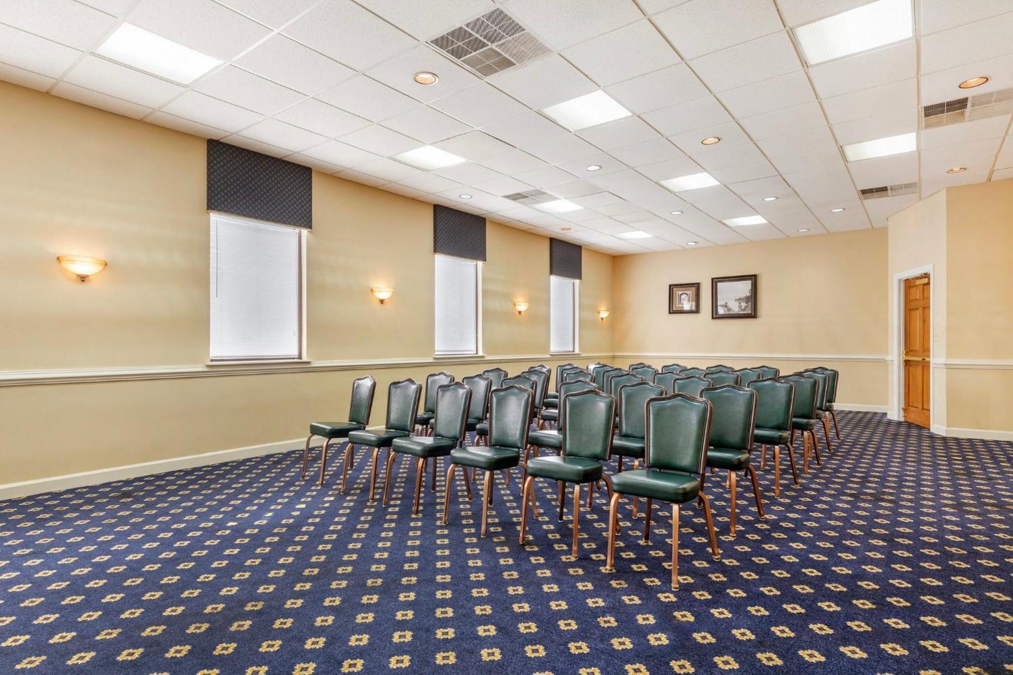 Red Roof Inn & Suites Newport News Bagian luar foto