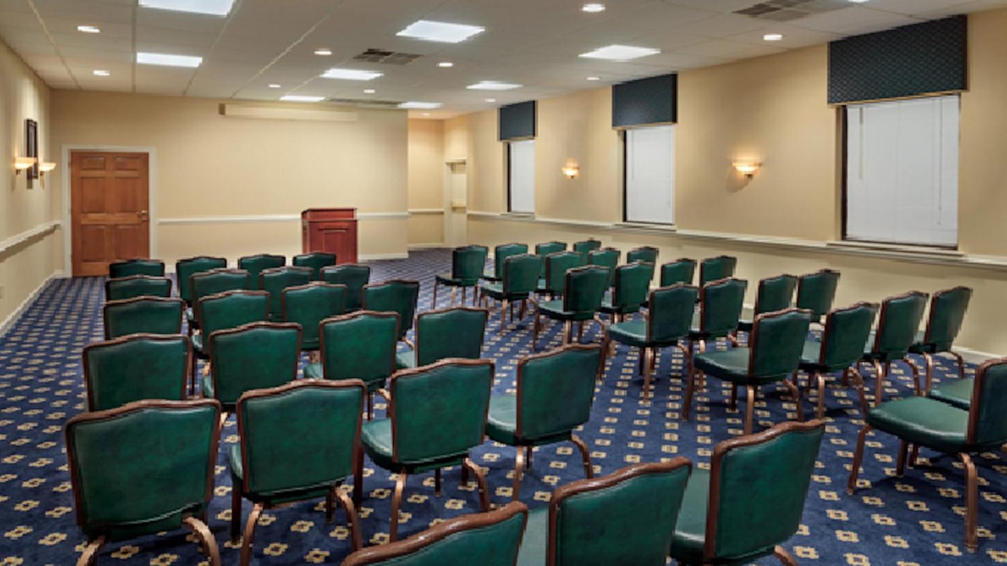 Red Roof Inn & Suites Newport News Bagian luar foto