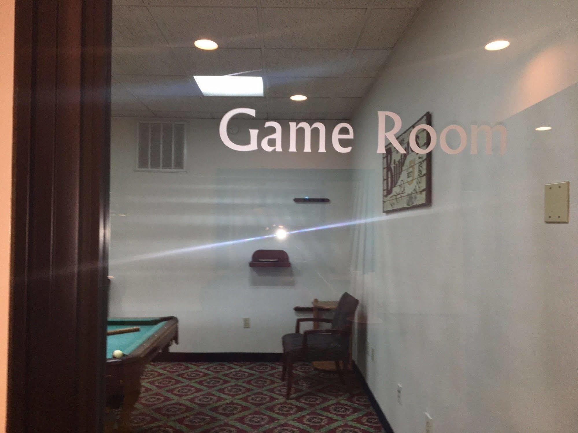 Red Roof Inn & Suites Newport News Bagian luar foto